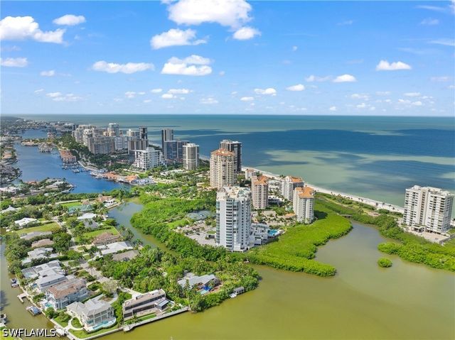 60 Seagate DR 105, Naples, FL 34103