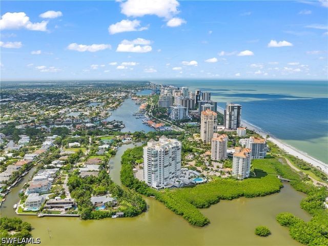 60 Seagate DR 105, Naples, FL 34103