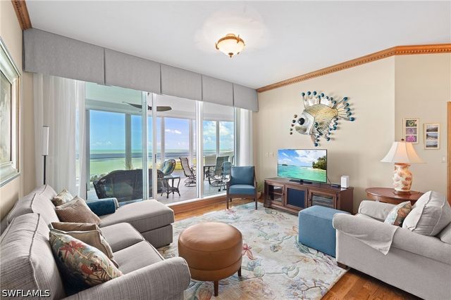 60 Seagate DR 105, Naples, FL 34103