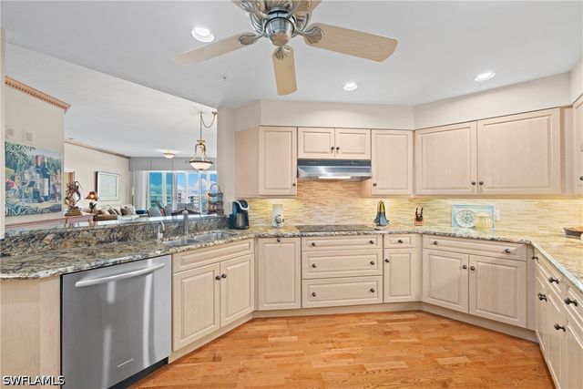 60 Seagate DR 105, Naples, FL 34103