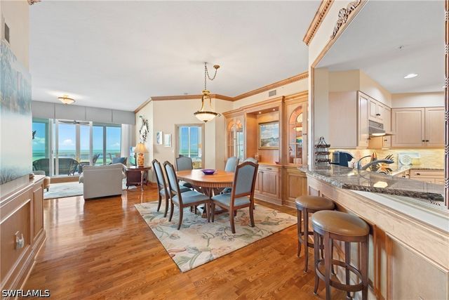60 Seagate DR 105, Naples, FL 34103
