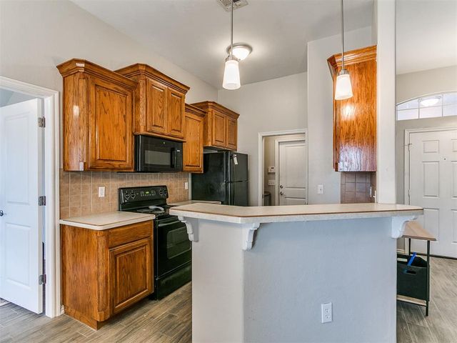 712 Wall Circle, Moore, OK 73160