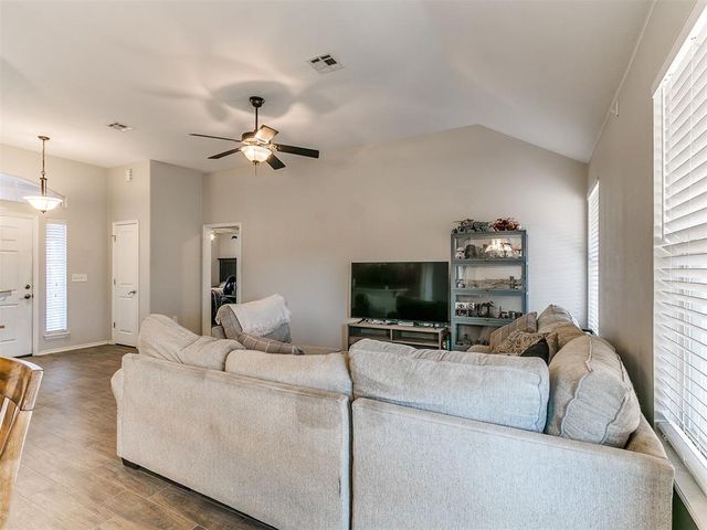 712 Wall Circle, Moore, OK 73160