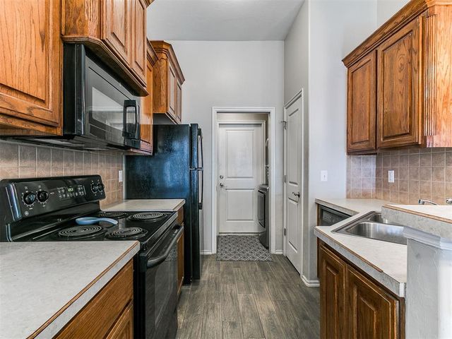 712 Wall Circle, Moore, OK 73160