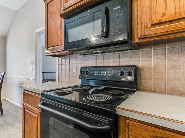 712 Wall Circle, Moore, OK 73160