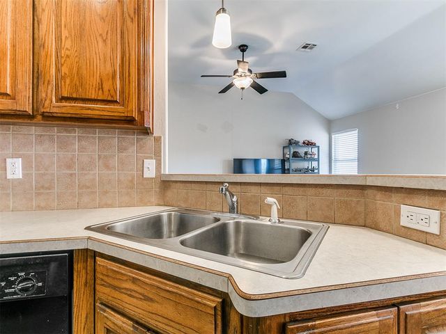 712 Wall Circle, Moore, OK 73160