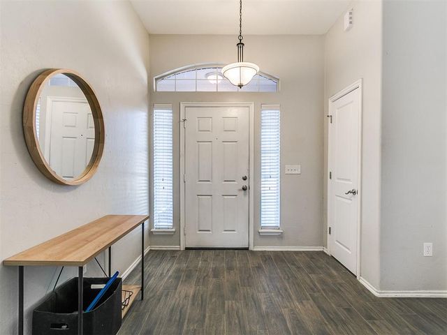 712 Wall Circle, Moore, OK 73160