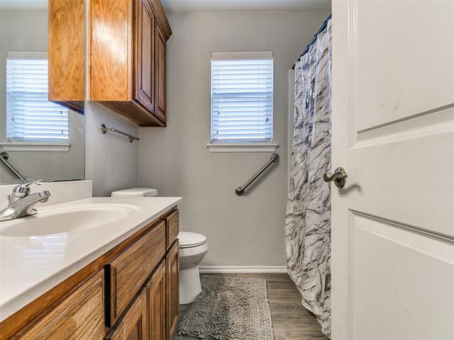 712 Wall Circle, Moore, OK 73160