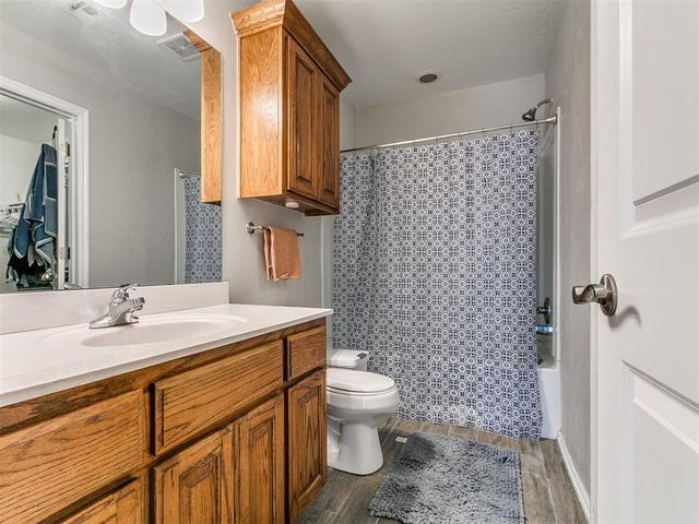 712 Wall Circle, Moore, OK 73160