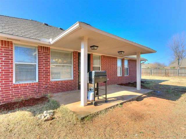 712 Wall Circle, Moore, OK 73160