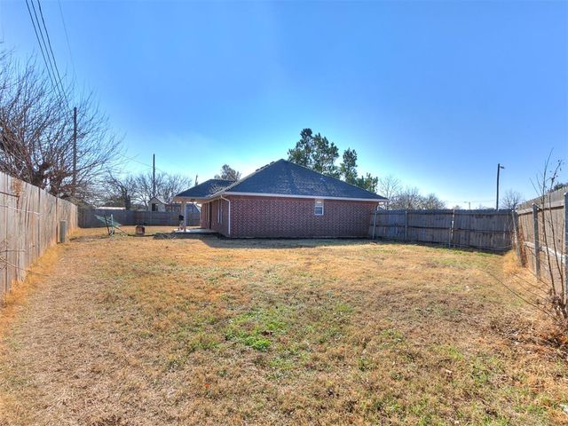 712 Wall Circle, Moore, OK 73160