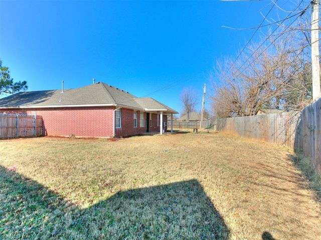 712 Wall Circle, Moore, OK 73160