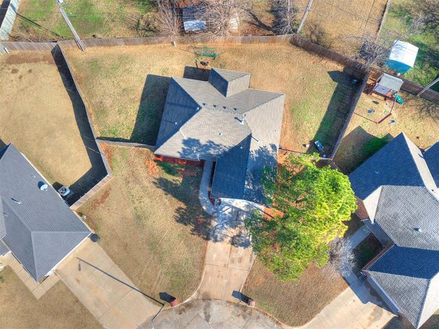 712 Wall Circle, Moore, OK 73160