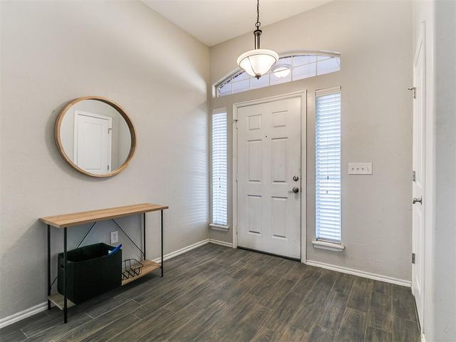 712 Wall Circle, Moore, OK 73160