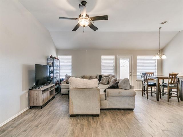 712 Wall Circle, Moore, OK 73160