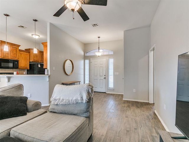 712 Wall Circle, Moore, OK 73160