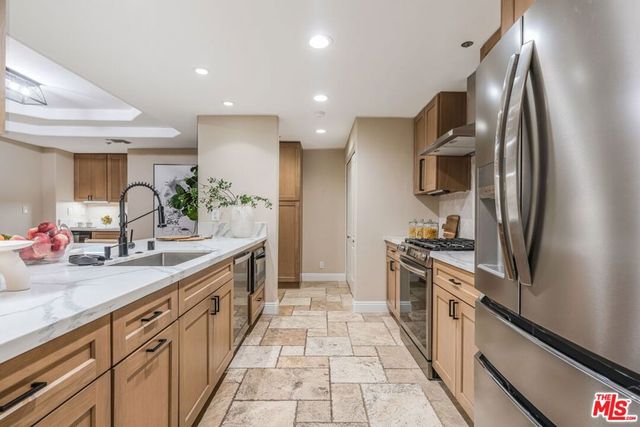 575 S Barrington Avenue 107, Los Angeles, CA 90049