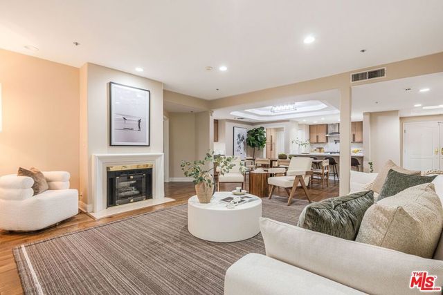 575 S Barrington Avenue 107, Los Angeles, CA 90049