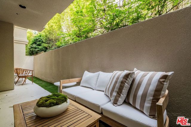 575 S Barrington Avenue 107, Los Angeles, CA 90049