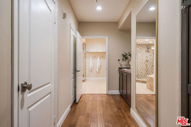 575 S Barrington Avenue 107, Los Angeles, CA 90049