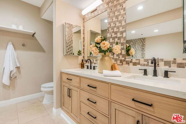 575 S Barrington Avenue 107, Los Angeles, CA 90049