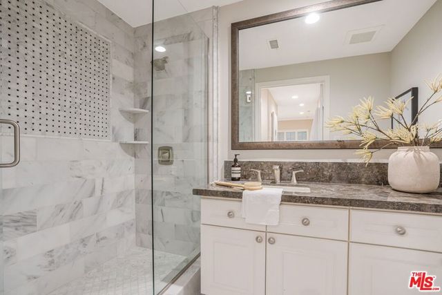 575 S Barrington Avenue 107, Los Angeles, CA 90049