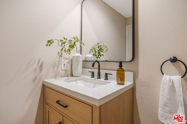 575 S Barrington Avenue 107, Los Angeles, CA 90049