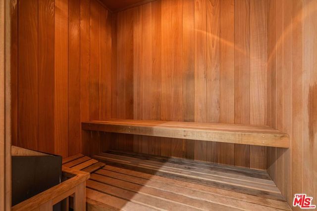 575 S Barrington Avenue 107, Los Angeles, CA 90049