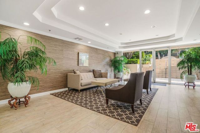 575 S Barrington Avenue 107, Los Angeles, CA 90049