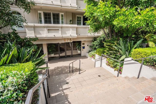 575 S Barrington Avenue 107, Los Angeles, CA 90049