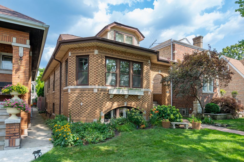 5251 N La Crosse Avenue, Chicago, IL 60630