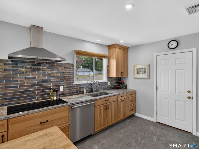 9 Laurel Hill Drive South, East Lyme, CT 06357