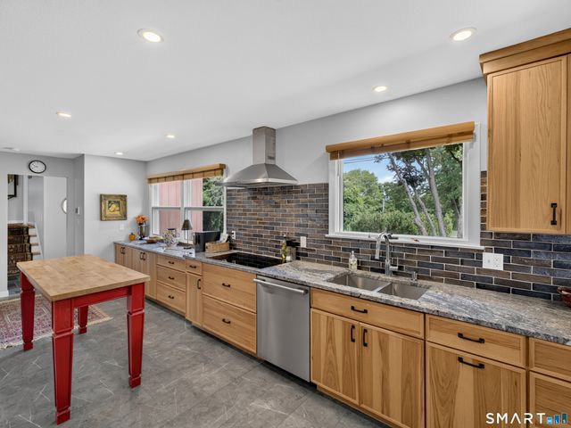 9 Laurel Hill Drive South, East Lyme, CT 06357