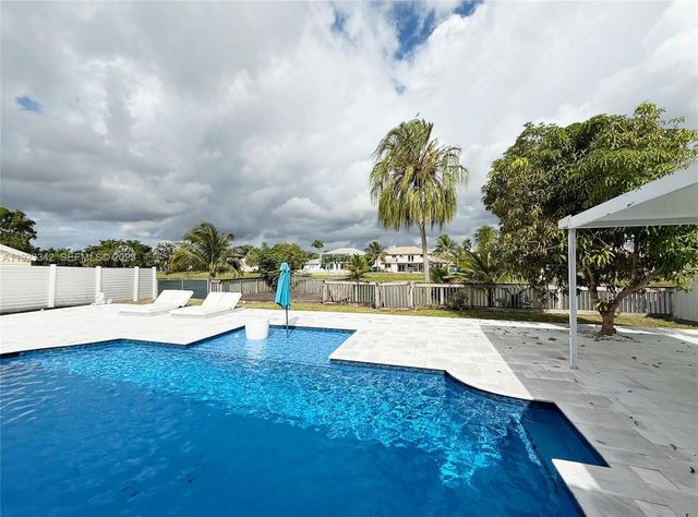 15561 Carriage Ct, Davie, FL 33331