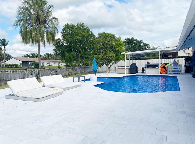 15561 Carriage Ct, Davie, FL 33331