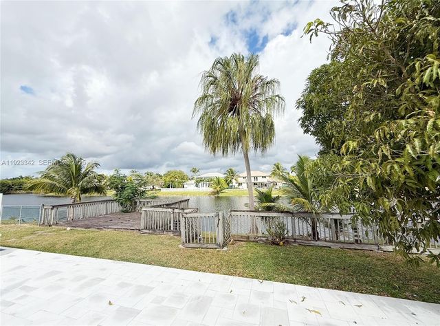 15561 Carriage Ct, Davie, FL 33331