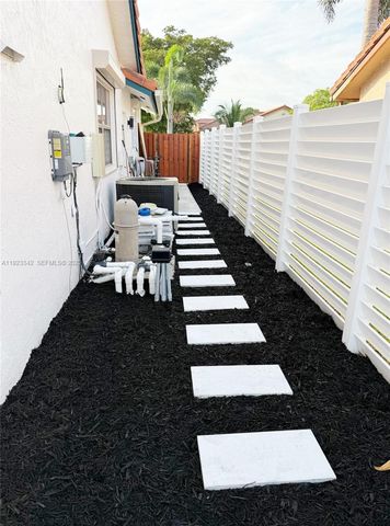 15561 Carriage Ct, Davie, FL 33331