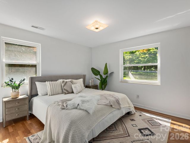 147 W Oakview Road, Asheville, NC 28806