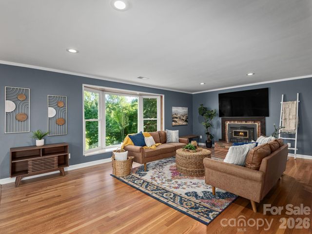 147 W Oakview Road, Asheville, NC 28806