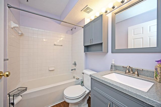 40 Ledgerwoods Drive, Batavia Twp, OH 45102