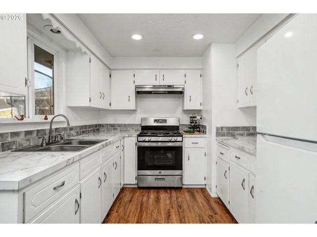 1240 HOOD St, Albany, OR 97322