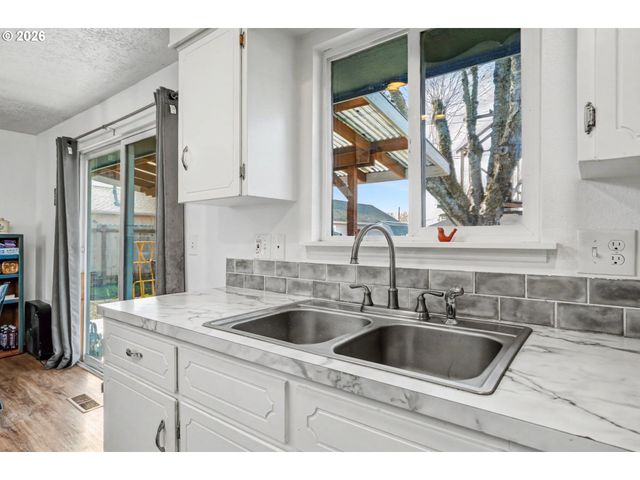 1240 HOOD St, Albany, OR 97322