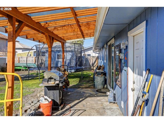 1240 HOOD St, Albany, OR 97322