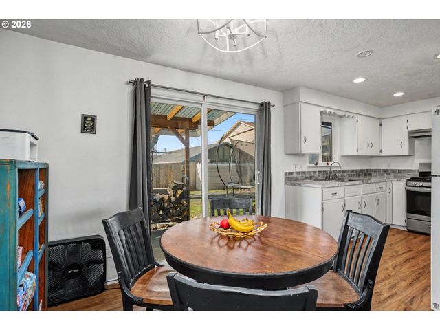 1240 HOOD St, Albany, OR 97322