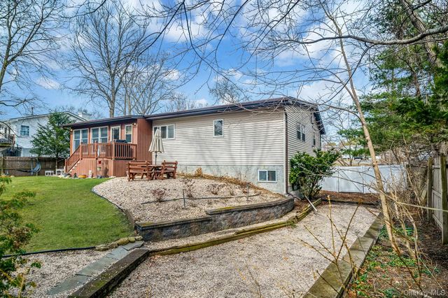 76 Hollywood Avenue, Selden, NY 11784