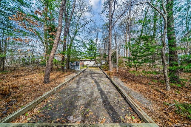 76 Hollywood Avenue, Selden, NY 11784