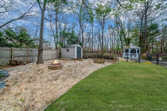 76 Hollywood Avenue, Selden, NY 11784