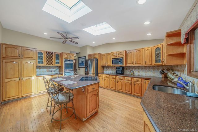 76 Hollywood Avenue, Selden, NY 11784