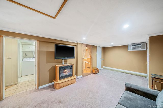 76 Hollywood Avenue, Selden, NY 11784