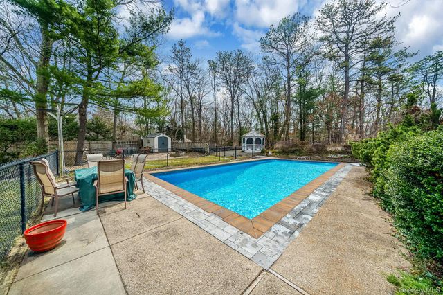 76 Hollywood Avenue, Selden, NY 11784